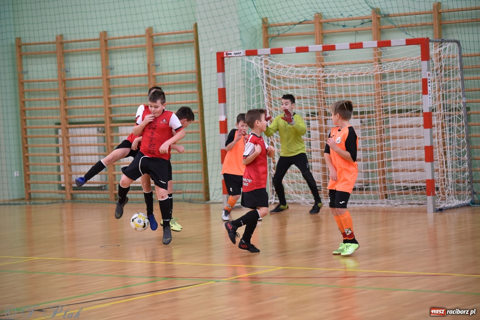 Zdjęcie w galerii na portalu naszraciborz.pl: Halowa rywalizacja o puchar prezesa ŚlZPN [FOTO] wiadomości z regionu