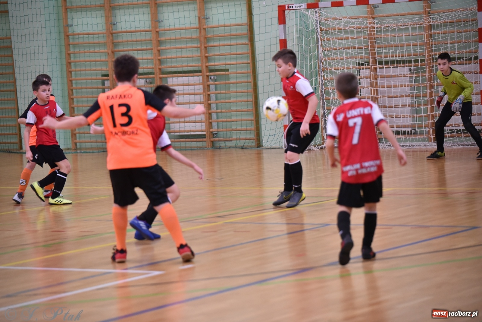 Zdjęcie w galerii na portalu naszraciborz.pl: Halowa rywalizacja o puchar prezesa ŚlZPN [FOTO] wiadomości z regionu