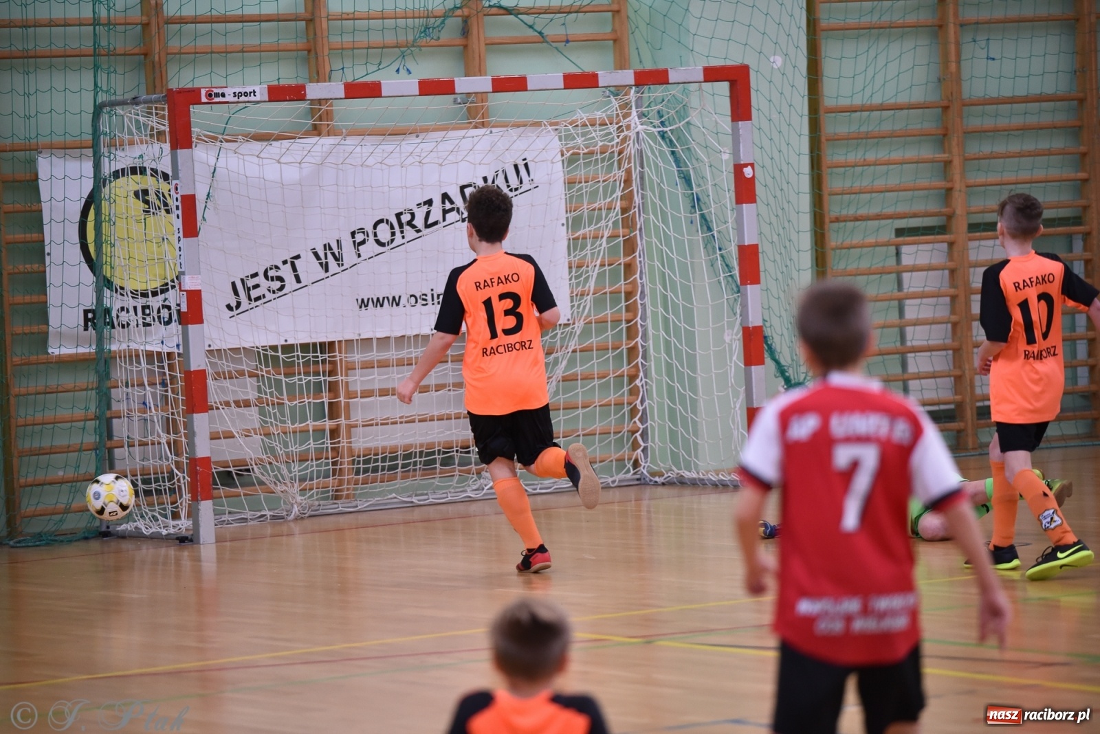 Zdjęcie w galerii na portalu naszraciborz.pl: Halowa rywalizacja o puchar prezesa ŚlZPN [FOTO] wiadomości z regionu