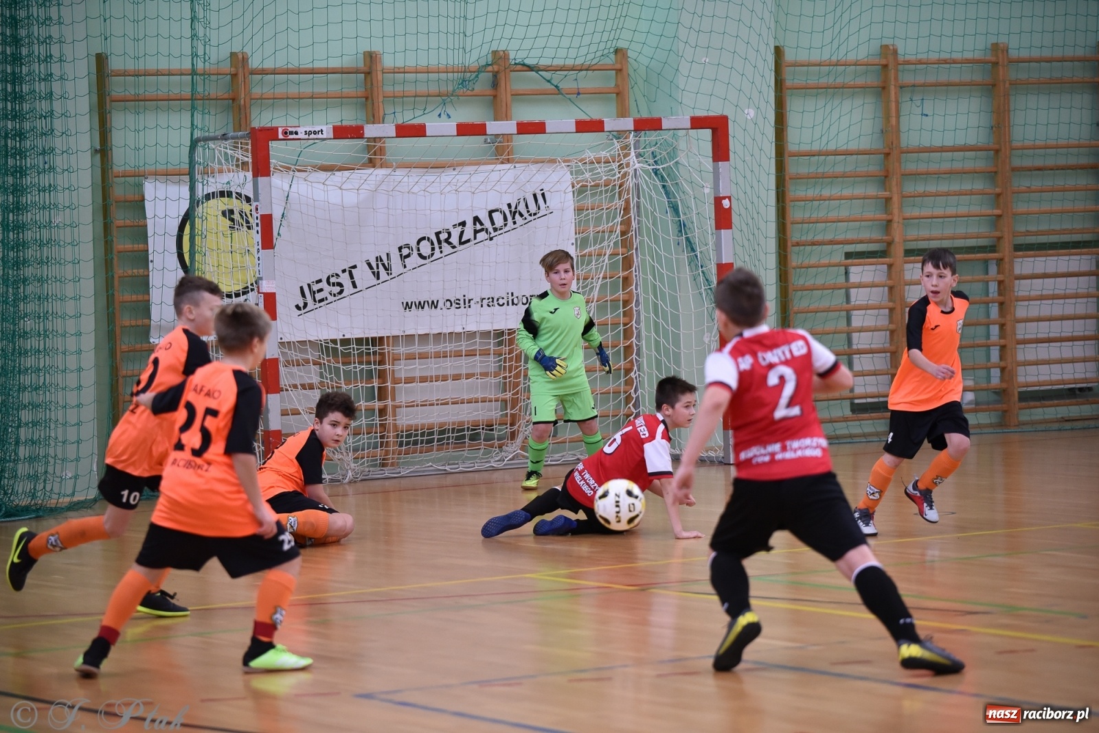 Zdjęcie w galerii na portalu naszraciborz.pl: Halowa rywalizacja o puchar prezesa ŚlZPN [FOTO] wiadomości z regionu