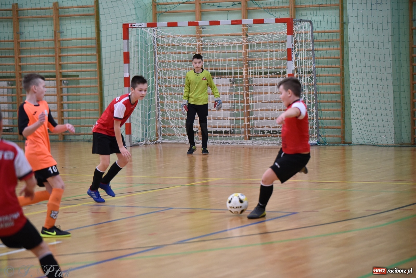 Zdjęcie w galerii na portalu naszraciborz.pl: Halowa rywalizacja o puchar prezesa ŚlZPN [FOTO] wiadomości z regionu