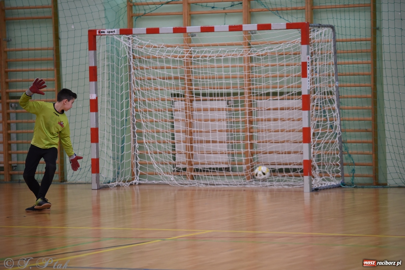 Zdjęcie w galerii na portalu naszraciborz.pl: Halowa rywalizacja o puchar prezesa ŚlZPN [FOTO] wiadomości z regionu