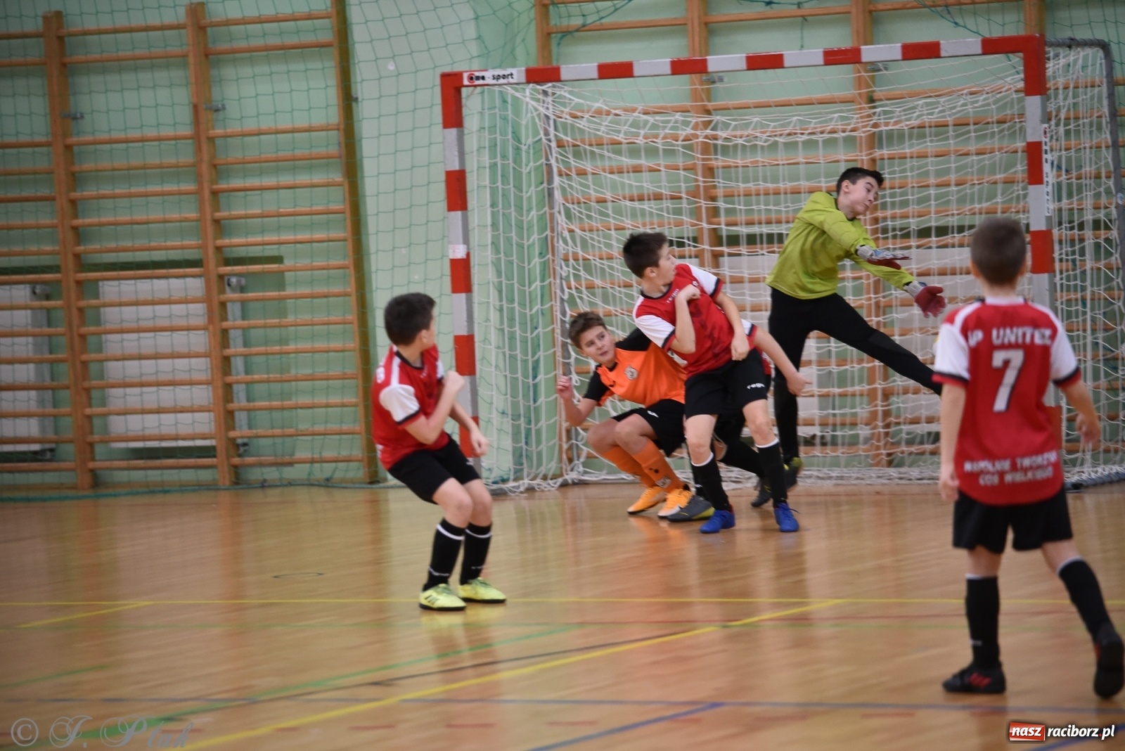 Zdjęcie w galerii na portalu naszraciborz.pl: Halowa rywalizacja o puchar prezesa ŚlZPN [FOTO] wiadomości z regionu