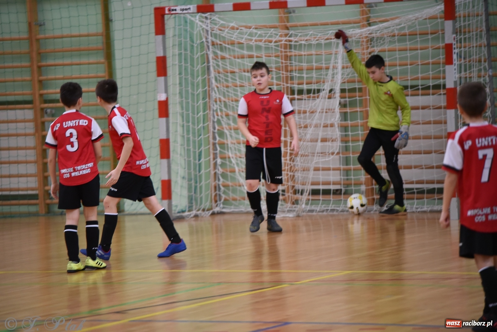 Zdjęcie w galerii na portalu naszraciborz.pl: Halowa rywalizacja o puchar prezesa ŚlZPN [FOTO] wiadomości z regionu