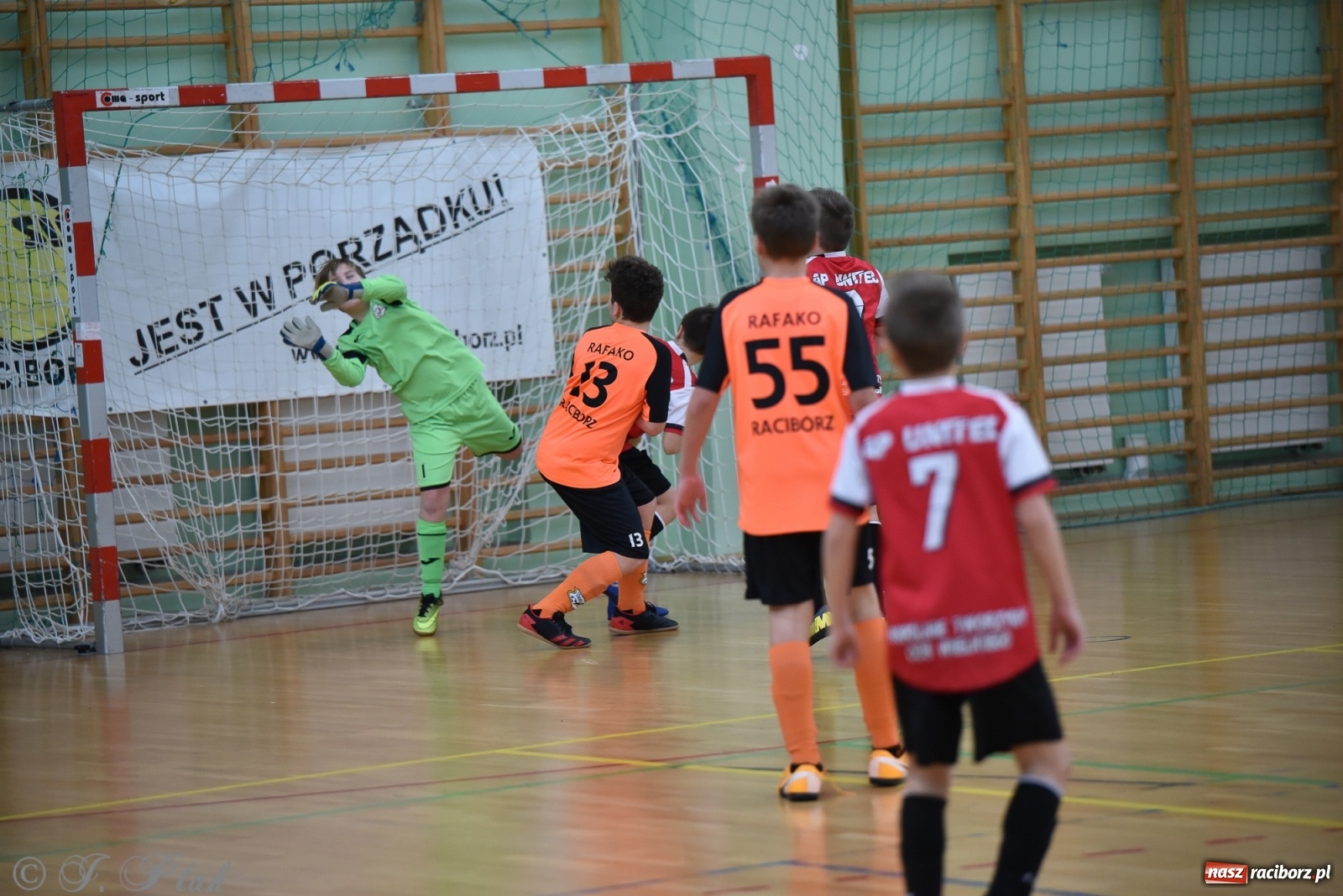 Zdjęcie w galerii na portalu naszraciborz.pl: Halowa rywalizacja o puchar prezesa ŚlZPN [FOTO] wiadomości z regionu