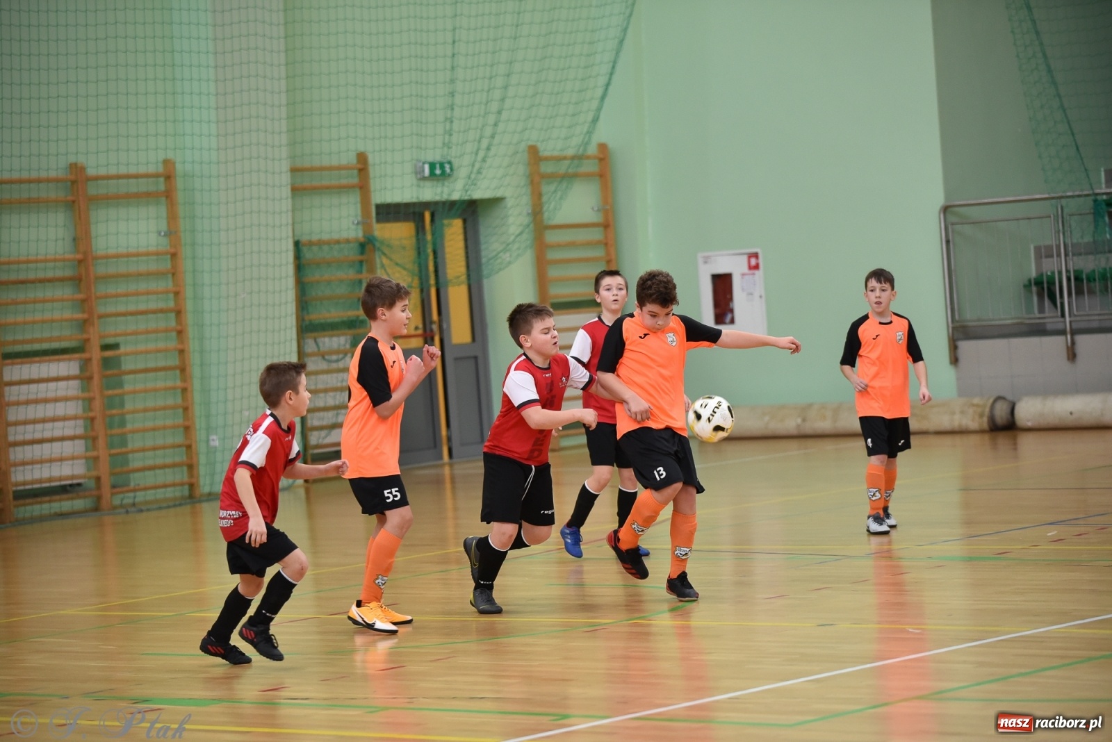 Zdjęcie w galerii na portalu naszraciborz.pl: Halowa rywalizacja o puchar prezesa ŚlZPN [FOTO] wiadomości z regionu