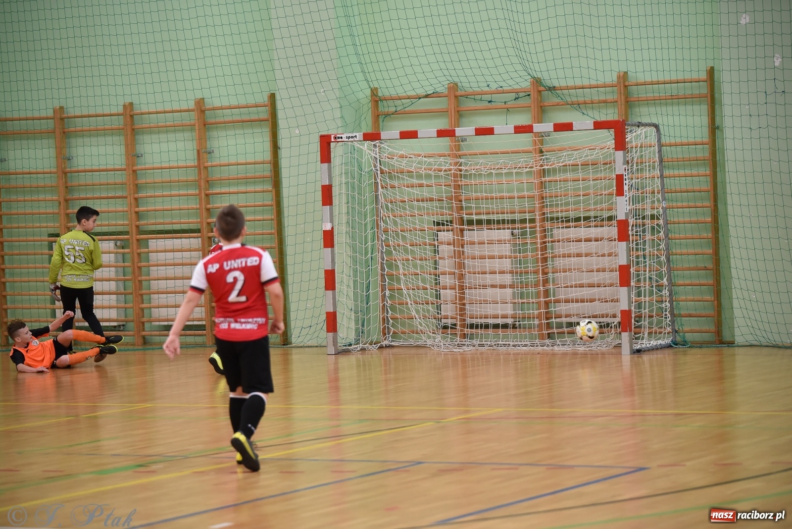 Zdjęcie w galerii na portalu naszraciborz.pl: Halowa rywalizacja o puchar prezesa ŚlZPN [FOTO] wiadomości z regionu