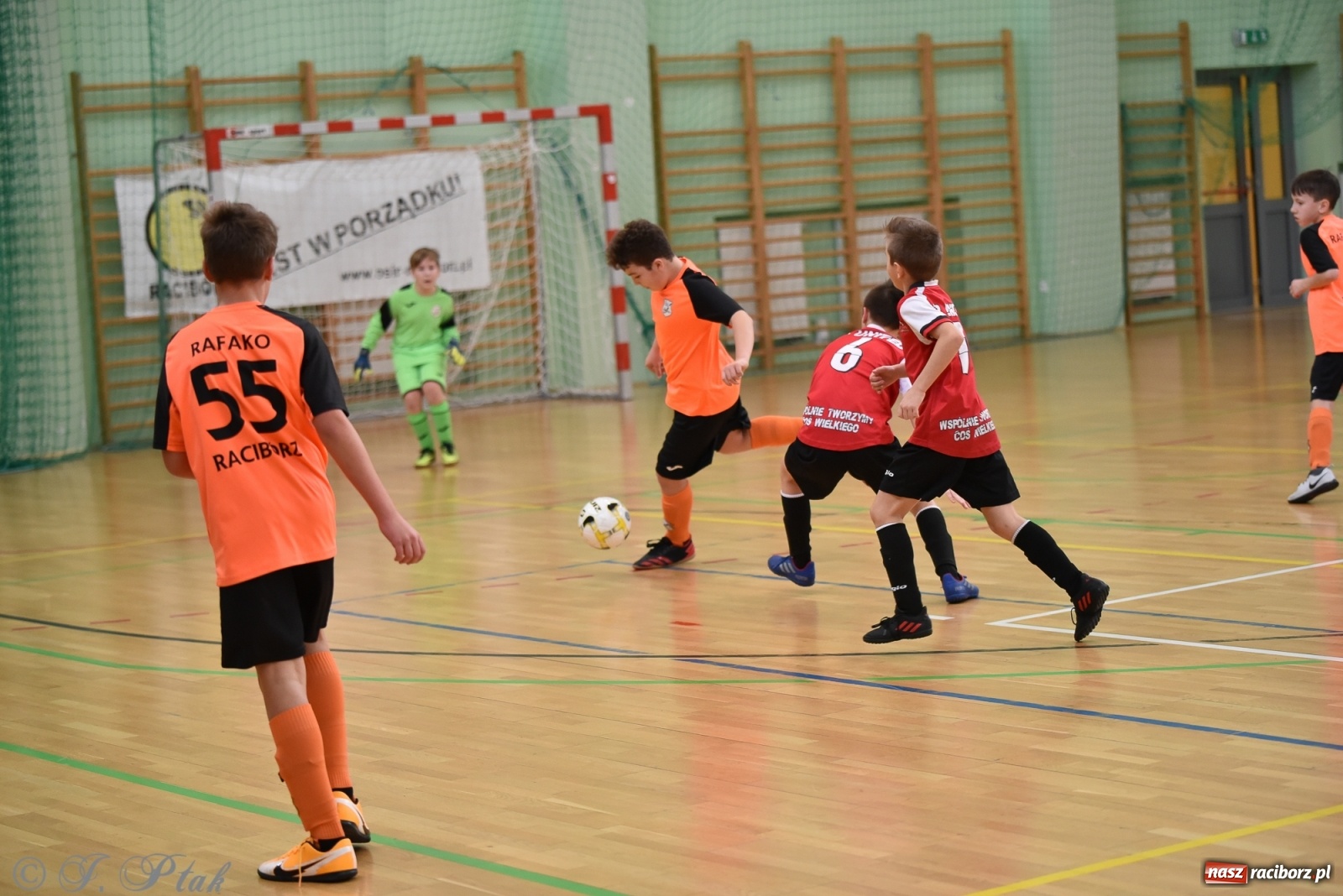 Zdjęcie w galerii na portalu naszraciborz.pl: Halowa rywalizacja o puchar prezesa ŚlZPN [FOTO] wiadomości z regionu