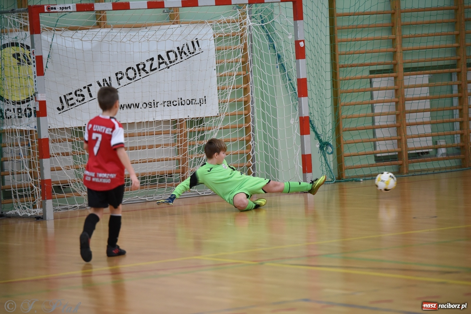 Zdjęcie w galerii na portalu naszraciborz.pl: Halowa rywalizacja o puchar prezesa ŚlZPN [FOTO] wiadomości z regionu