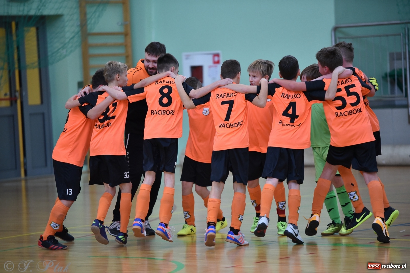 Zdjęcie w galerii na portalu naszraciborz.pl: Halowa rywalizacja o puchar prezesa ŚlZPN [FOTO] wiadomości z regionu