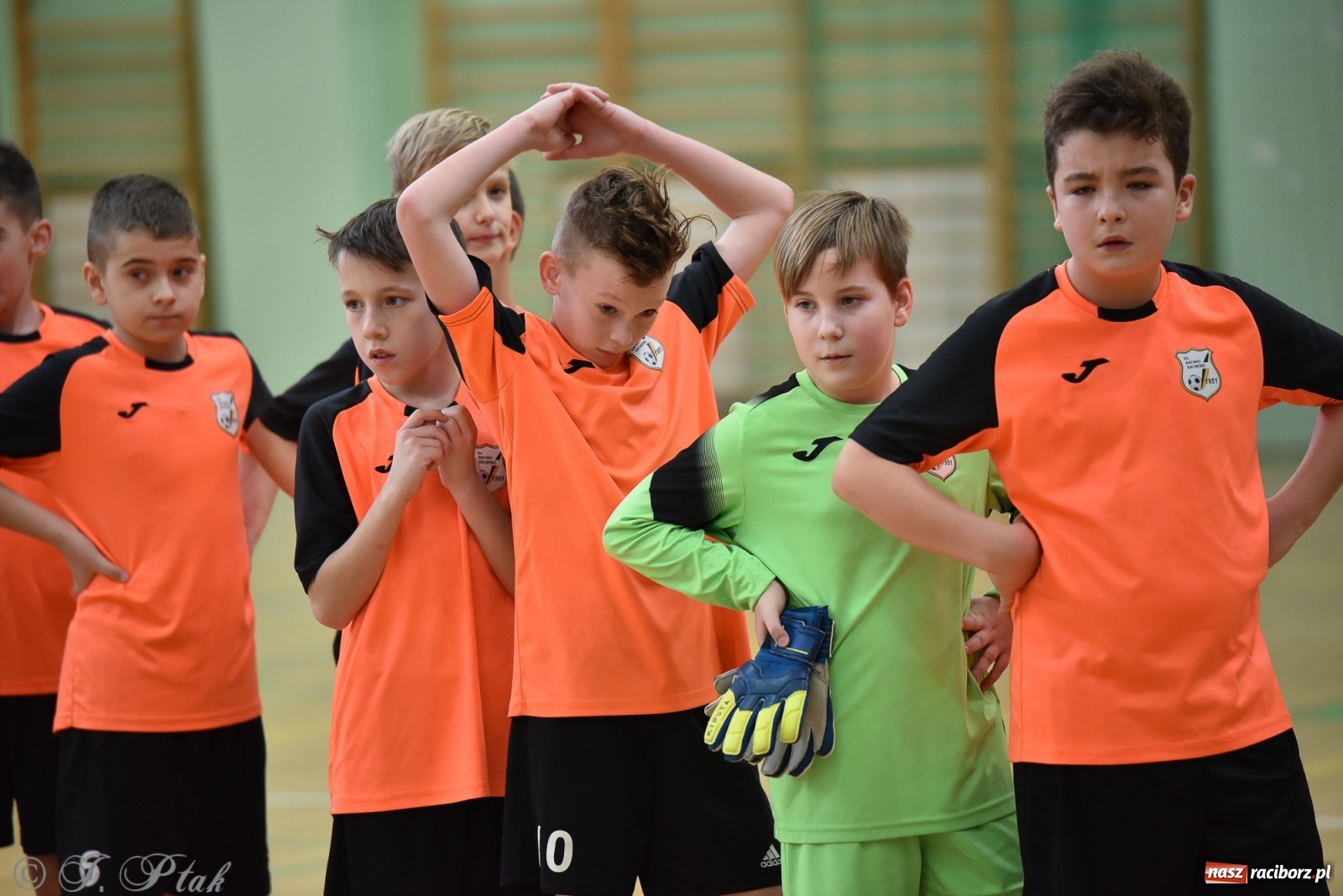 Zdjęcie w galerii na portalu naszraciborz.pl: Halowa rywalizacja o puchar prezesa ŚlZPN [FOTO] wiadomości z regionu