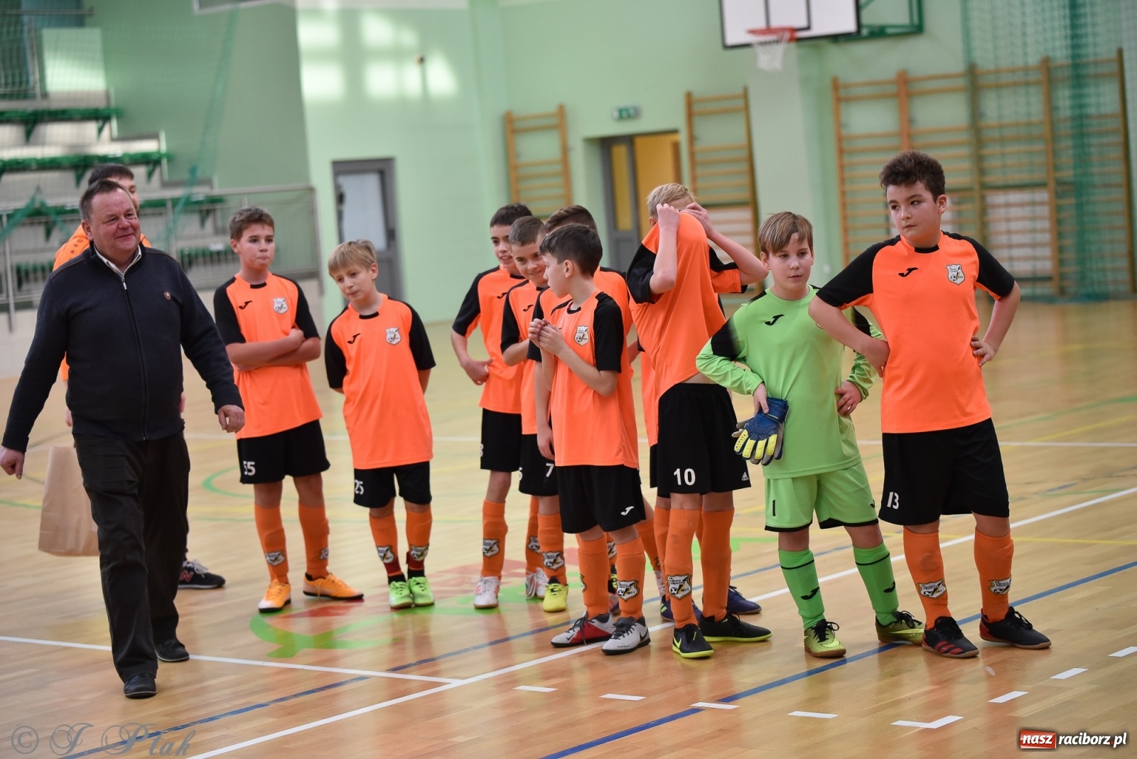 Zdjęcie w galerii na portalu naszraciborz.pl: Halowa rywalizacja o puchar prezesa ŚlZPN [FOTO] wiadomości z regionu