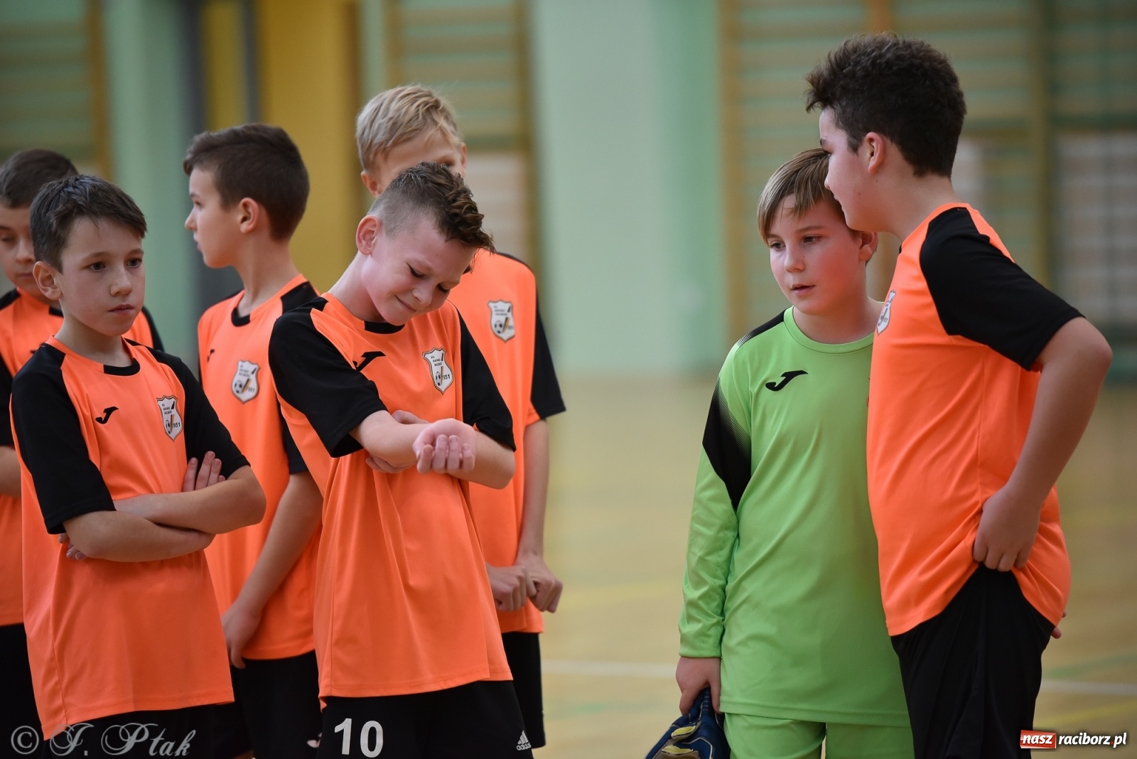 Zdjęcie w galerii na portalu naszraciborz.pl: Halowa rywalizacja o puchar prezesa ŚlZPN [FOTO] wiadomości z regionu