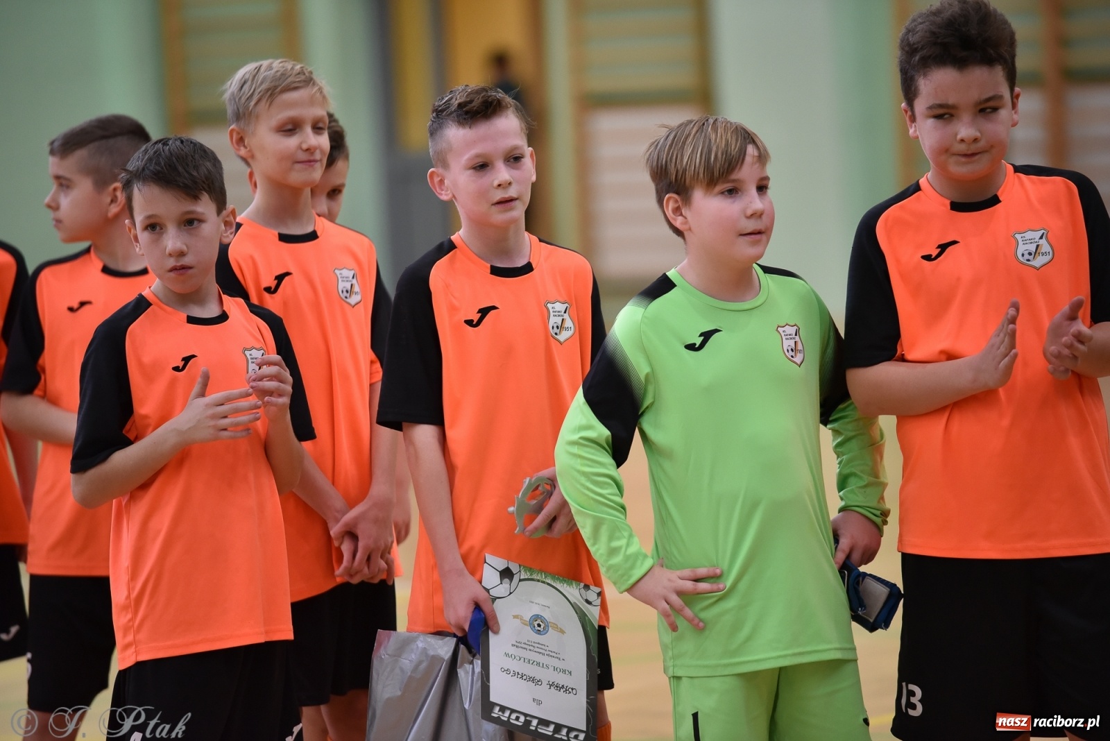 Zdjęcie w galerii na portalu naszraciborz.pl: Halowa rywalizacja o puchar prezesa ŚlZPN [FOTO] wiadomości z regionu