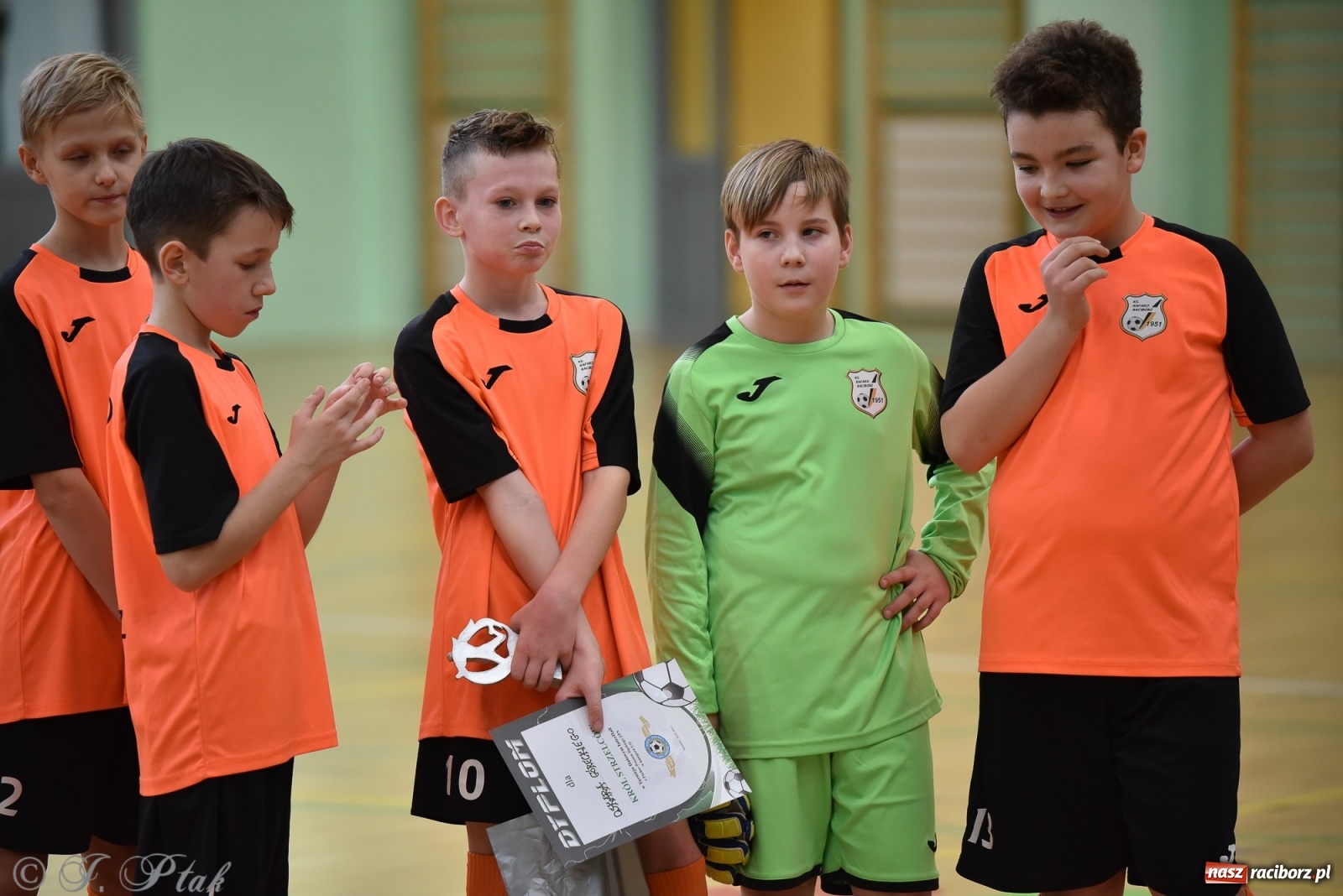 Zdjęcie w galerii na portalu naszraciborz.pl: Halowa rywalizacja o puchar prezesa ŚlZPN [FOTO] wiadomości z regionu