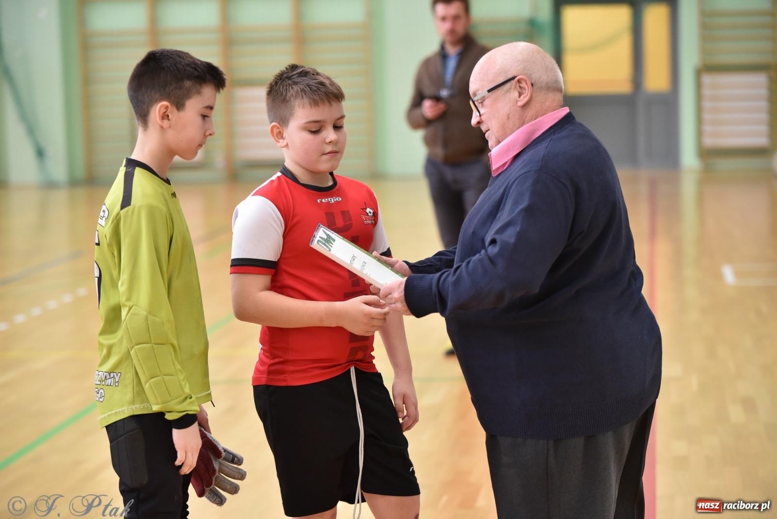 Zdjęcie w galerii na portalu naszraciborz.pl: Halowa rywalizacja o puchar prezesa ŚlZPN [FOTO] wiadomości z regionu