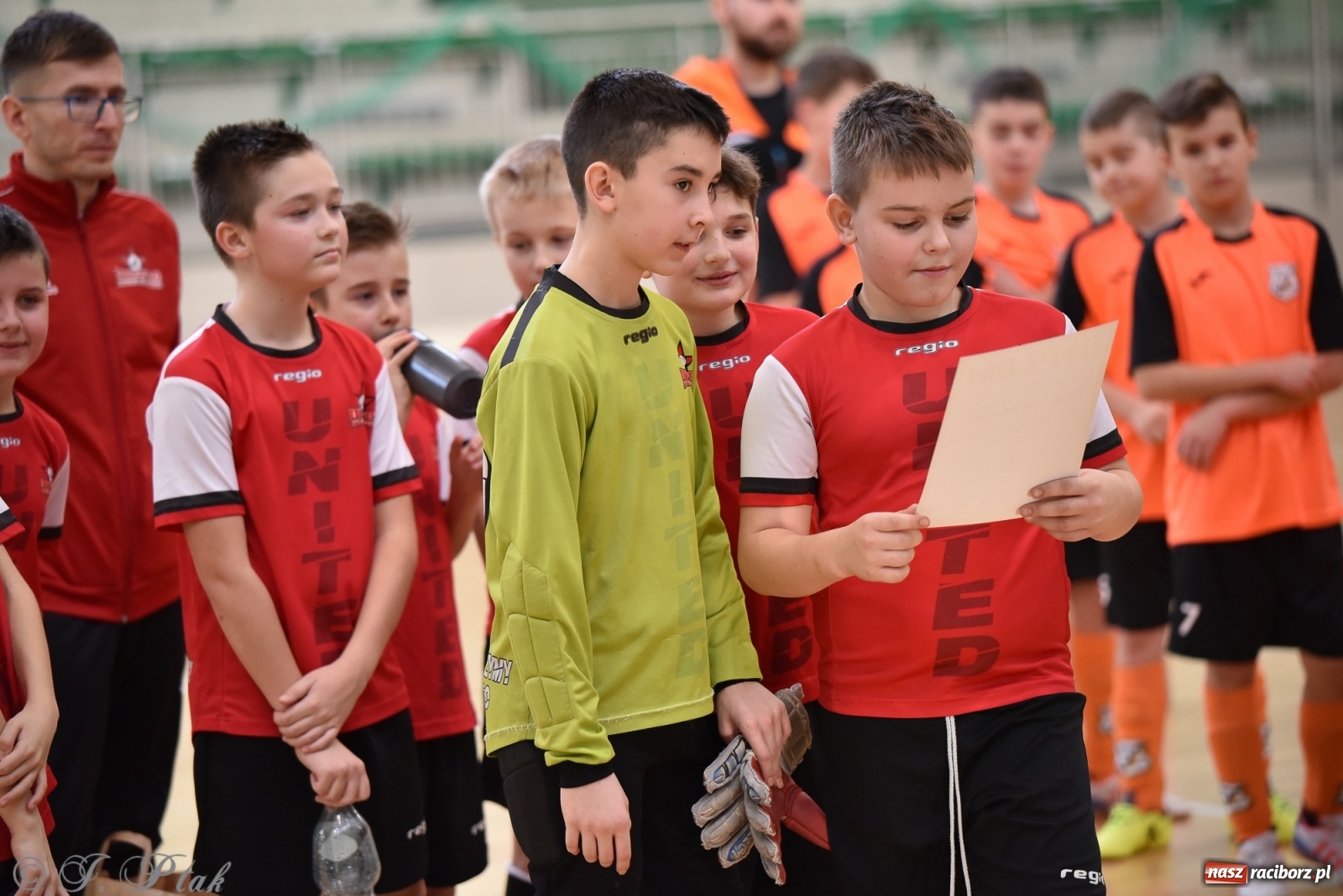 Zdjęcie w galerii na portalu naszraciborz.pl: Halowa rywalizacja o puchar prezesa ŚlZPN [FOTO] wiadomości z regionu