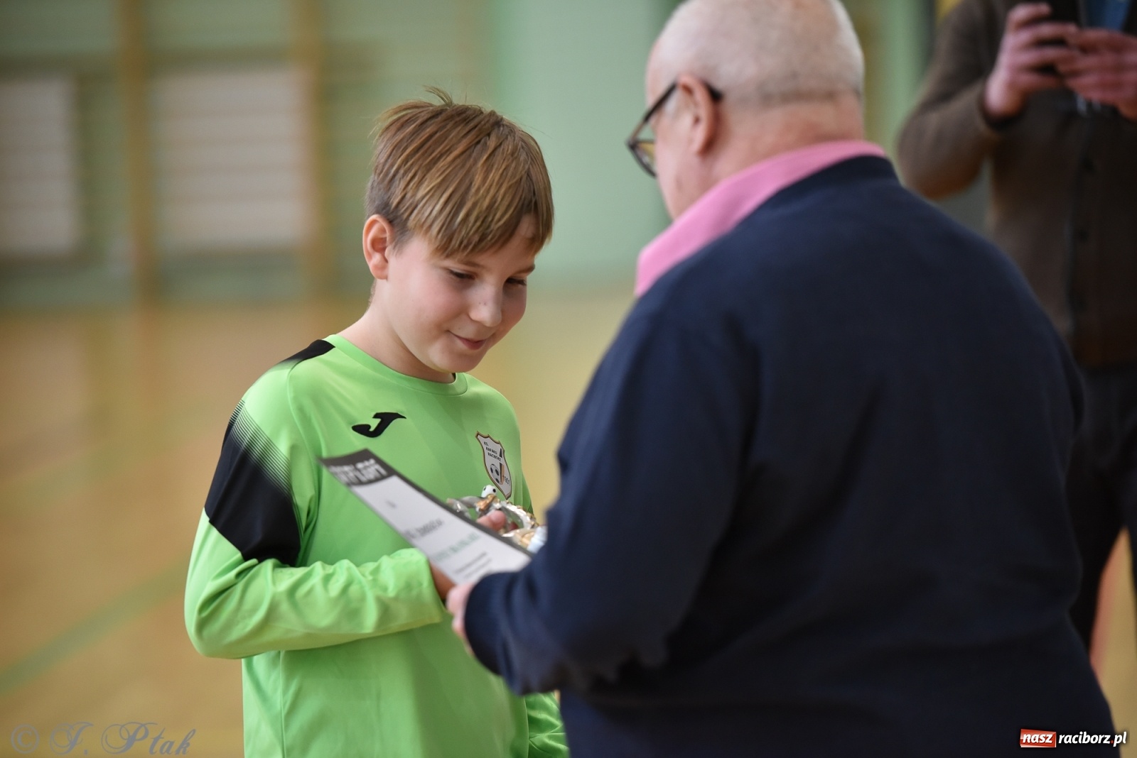 Zdjęcie w galerii na portalu naszraciborz.pl: Halowa rywalizacja o puchar prezesa ŚlZPN [FOTO] wiadomości z regionu