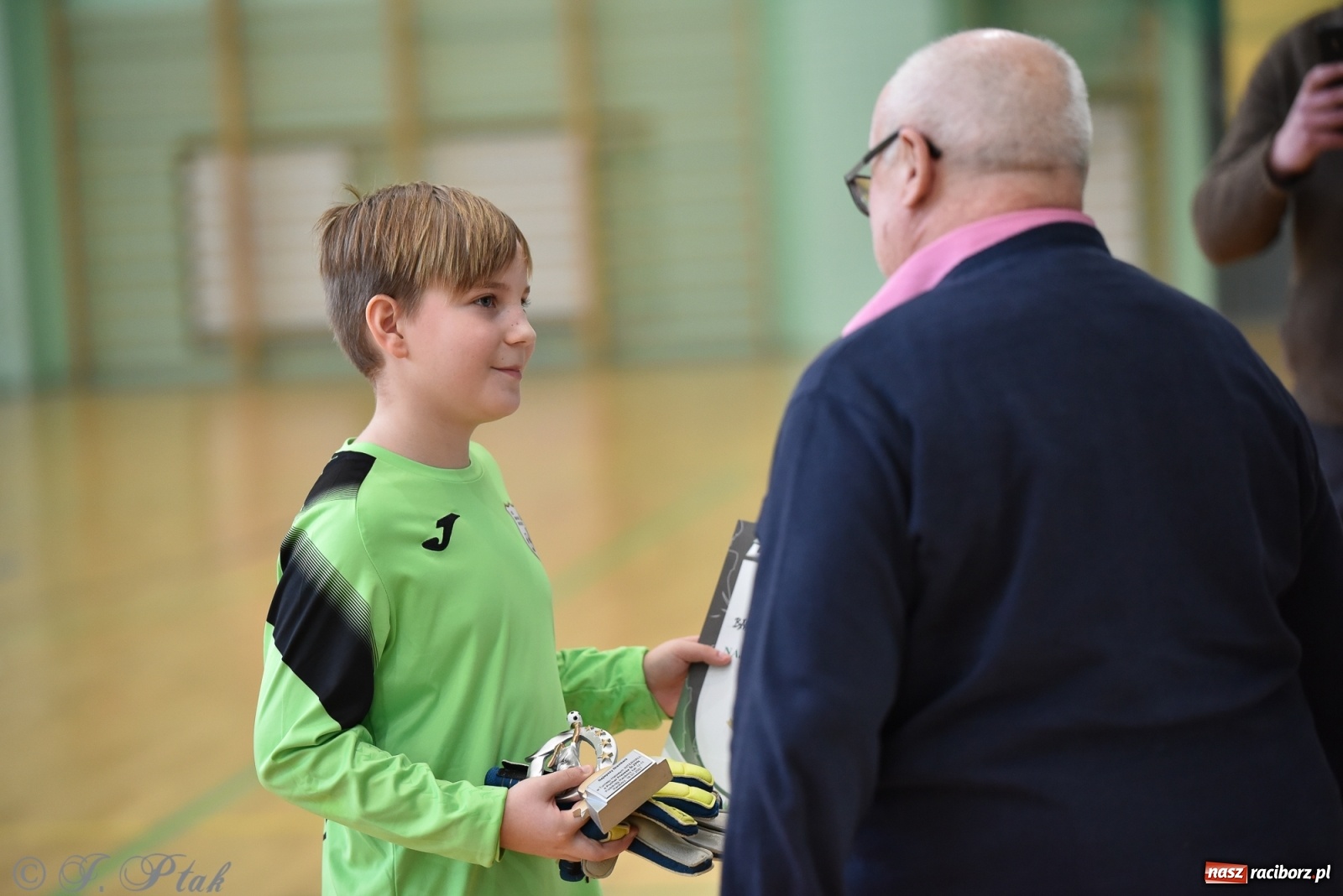 Zdjęcie w galerii na portalu naszraciborz.pl: Halowa rywalizacja o puchar prezesa ŚlZPN [FOTO] wiadomości z regionu