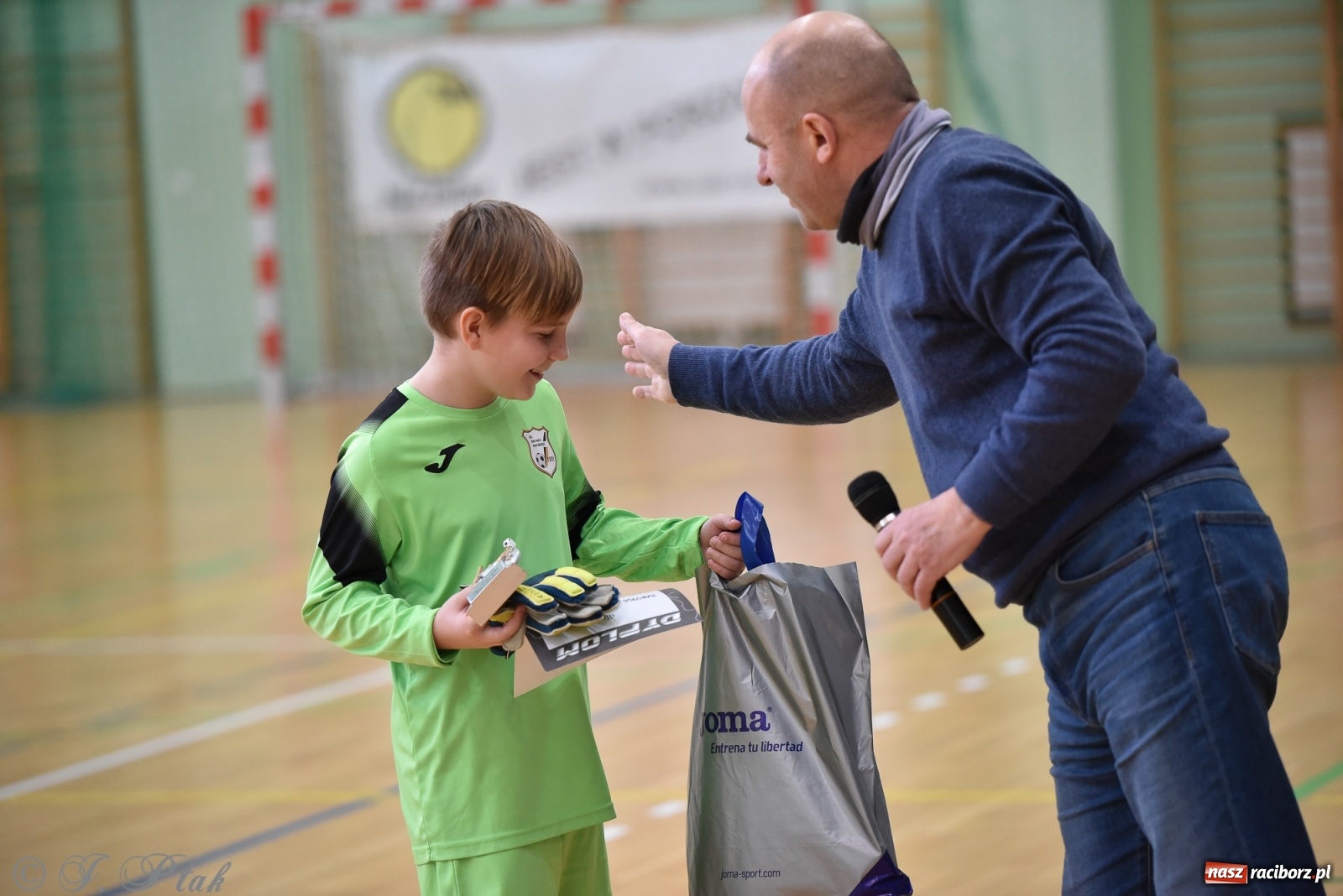 Zdjęcie w galerii na portalu naszraciborz.pl: Halowa rywalizacja o puchar prezesa ŚlZPN [FOTO] wiadomości z regionu