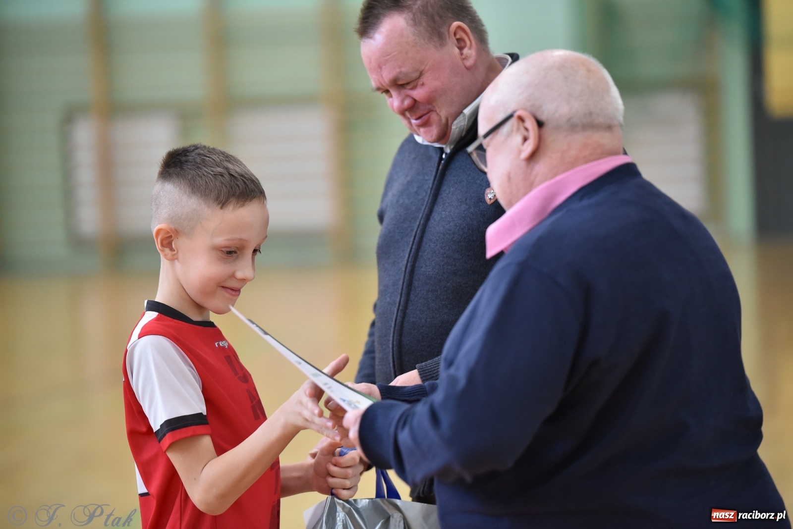 Zdjęcie w galerii na portalu naszraciborz.pl: Halowa rywalizacja o puchar prezesa ŚlZPN [FOTO] wiadomości z regionu