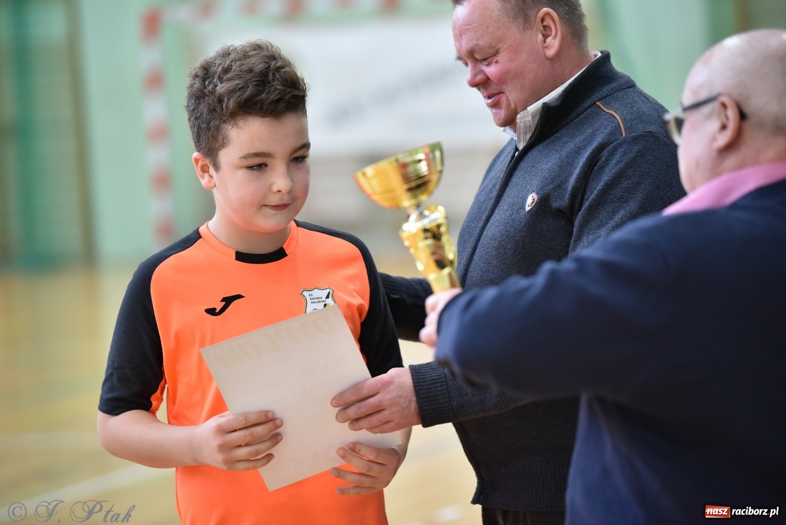 Zdjęcie w galerii na portalu naszraciborz.pl: Halowa rywalizacja o puchar prezesa ŚlZPN [FOTO] wiadomości z regionu