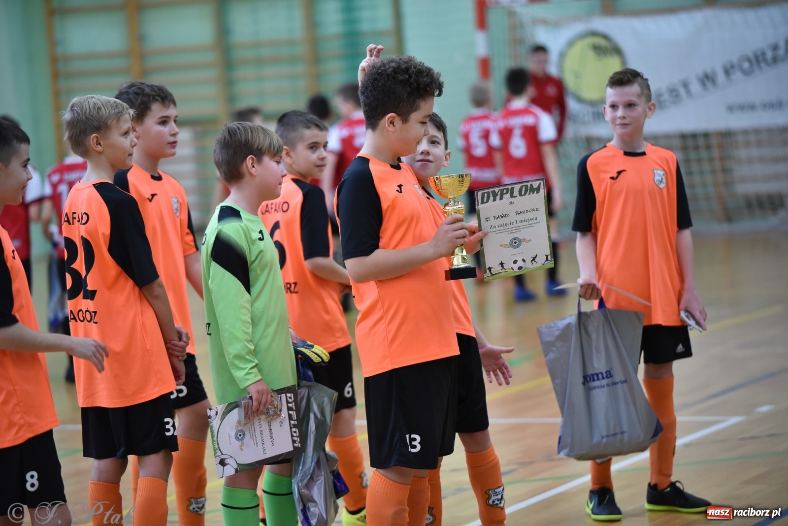 Zdjęcie w galerii na portalu naszraciborz.pl: Halowa rywalizacja o puchar prezesa ŚlZPN [FOTO] wiadomości z regionu