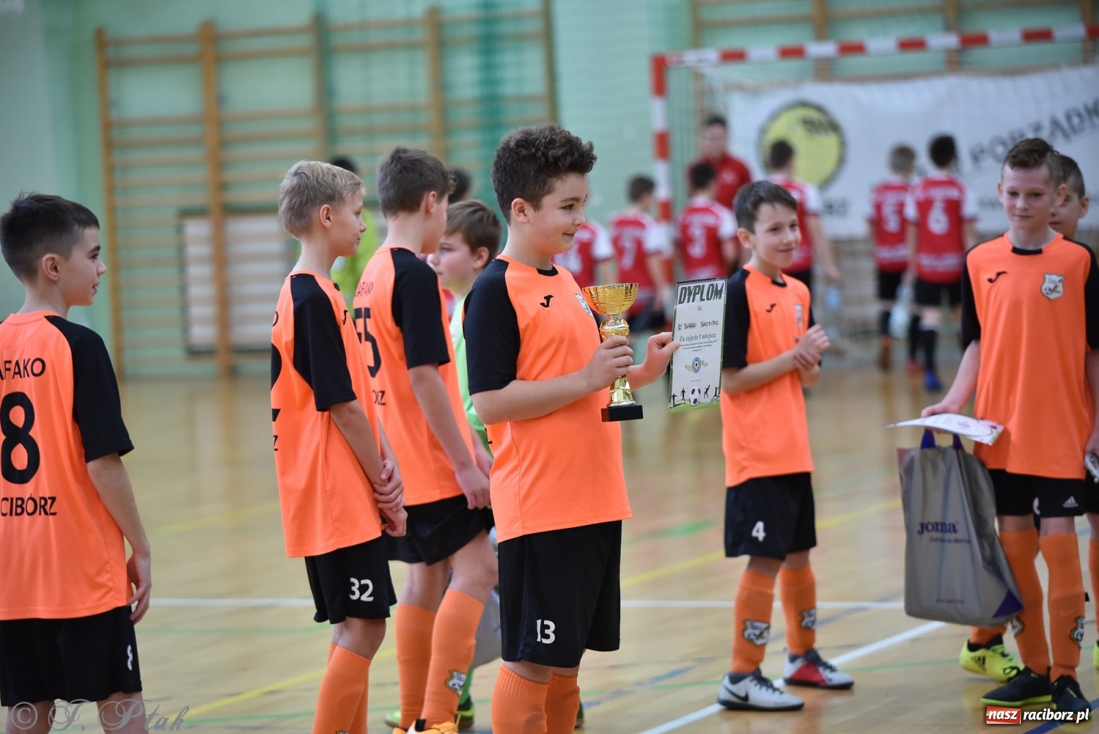 Zdjęcie w galerii na portalu naszraciborz.pl: Halowa rywalizacja o puchar prezesa ŚlZPN [FOTO] wiadomości z regionu