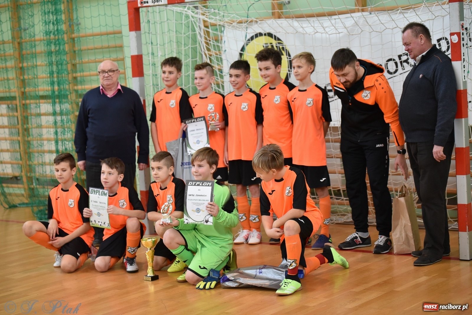 Zdjęcie w galerii na portalu naszraciborz.pl: Halowa rywalizacja o puchar prezesa ŚlZPN [FOTO] wiadomości z regionu