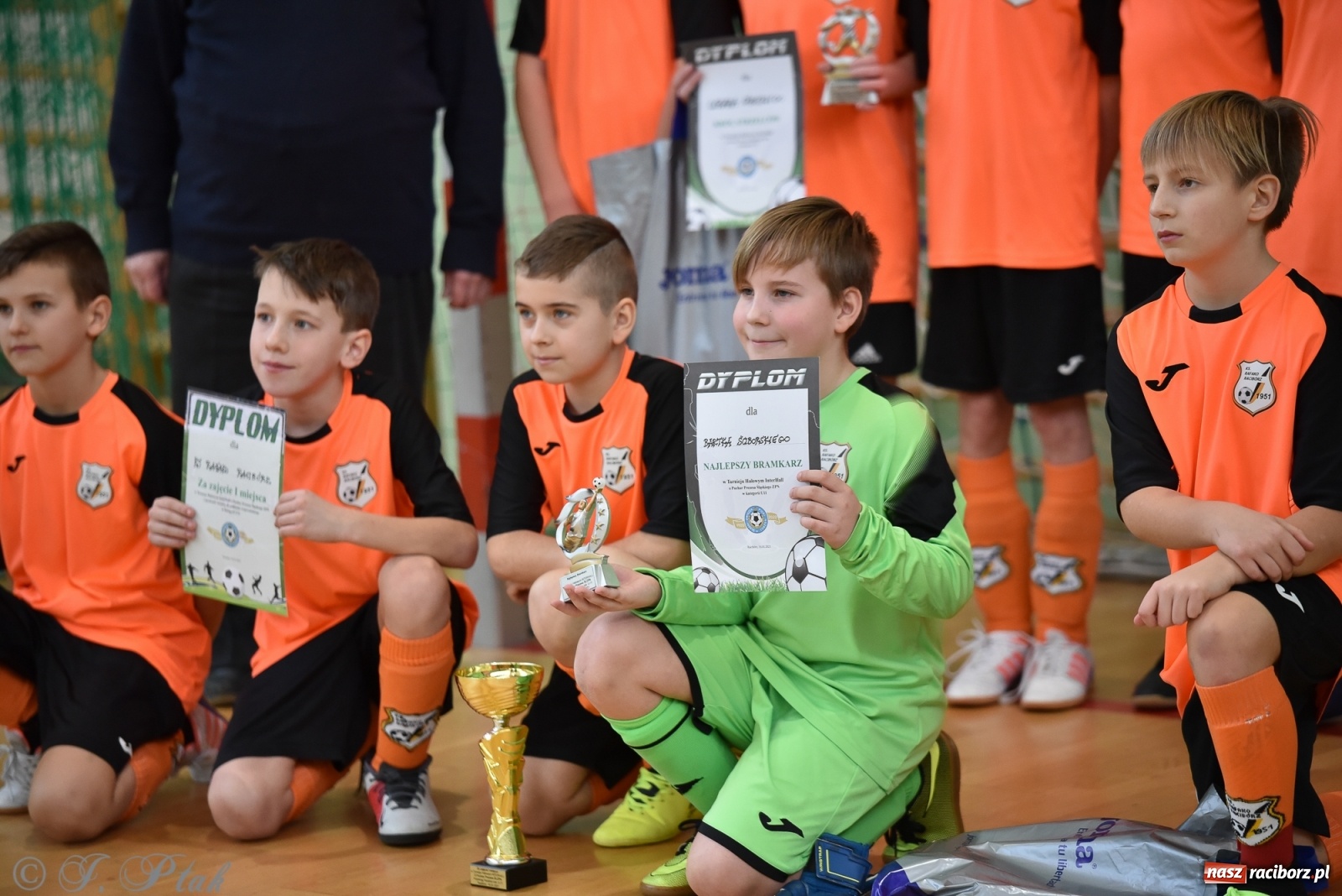 Zdjęcie w galerii na portalu naszraciborz.pl: Halowa rywalizacja o puchar prezesa ŚlZPN [FOTO] wiadomości z regionu