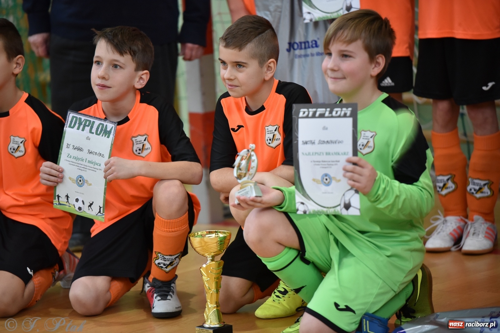 Zdjęcie w galerii na portalu naszraciborz.pl: Halowa rywalizacja o puchar prezesa ŚlZPN [FOTO] wiadomości z regionu