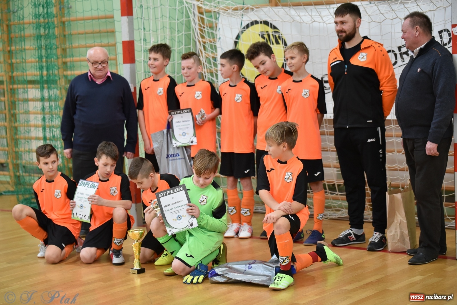 Zdjęcie w galerii na portalu naszraciborz.pl: Halowa rywalizacja o puchar prezesa ŚlZPN [FOTO] wiadomości z regionu