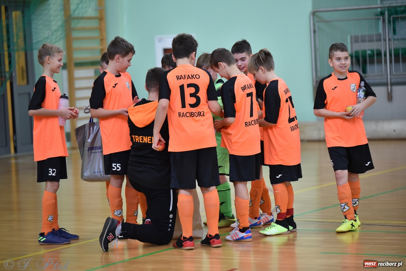 Zdjęcie w galerii na portalu naszraciborz.pl: Halowa rywalizacja o puchar prezesa ŚlZPN [FOTO] wiadomości z regionu