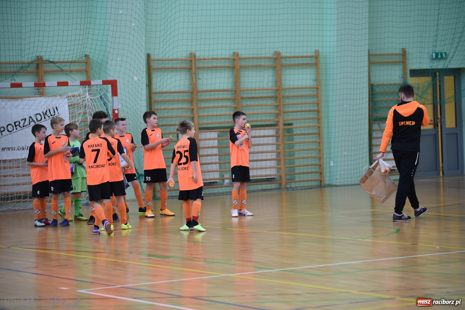 Zdjęcie w galerii na portalu naszraciborz.pl: Halowa rywalizacja o puchar prezesa ŚlZPN [FOTO] wiadomości z regionu