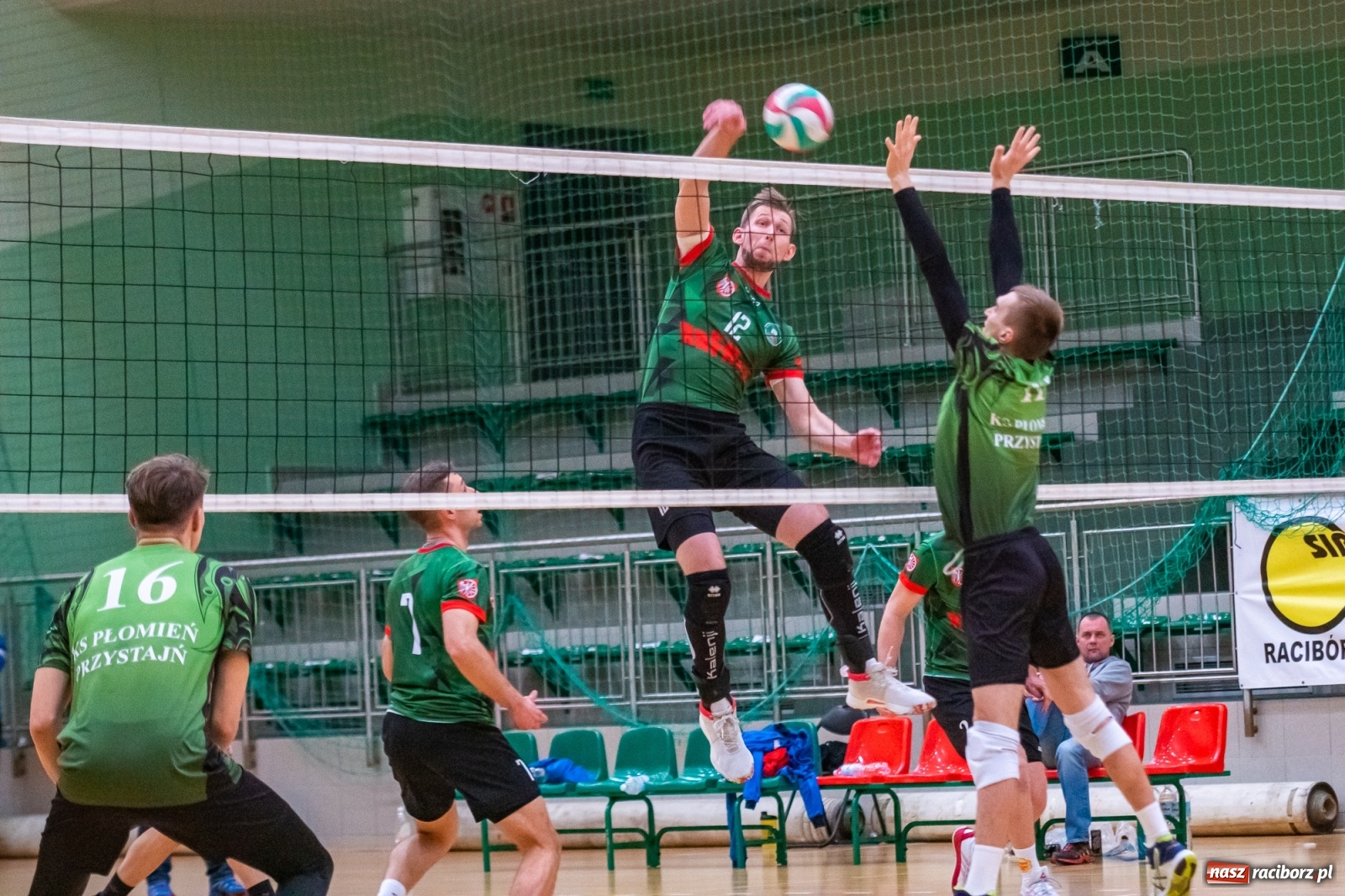 Zdjęcie w galerii na portalu naszraciborz.pl: Siatkarze Rafako bez punktów w starciu z Płomieniem Przystajń [FOTO] wiadomości z regionu