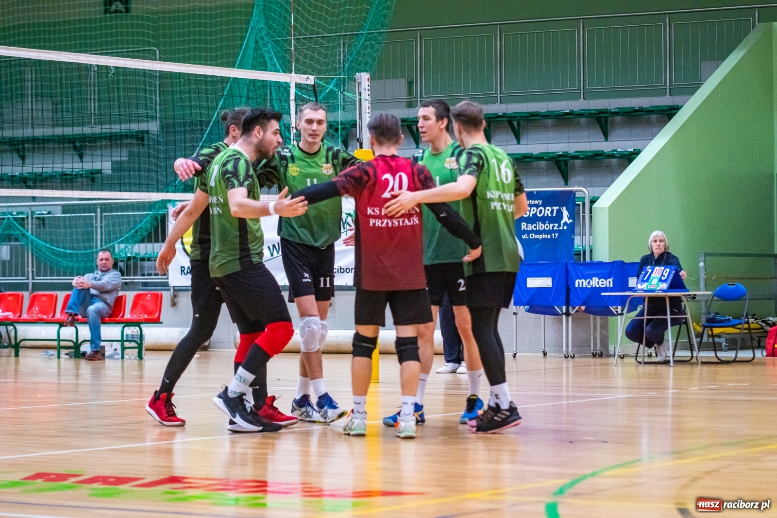 Zdjęcie w galerii na portalu naszraciborz.pl: Siatkarze Rafako bez punktów w starciu z Płomieniem Przystajń [FOTO] wiadomości z regionu