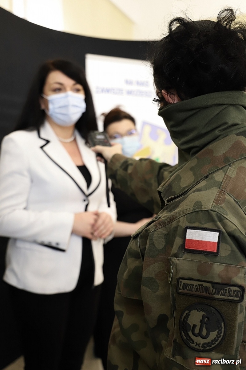 Zdjęcie w galerii na portalu naszraciborz.pl: Ponad 100 żołnierzy dołączyło do grona ratowników wiadomości z regionu