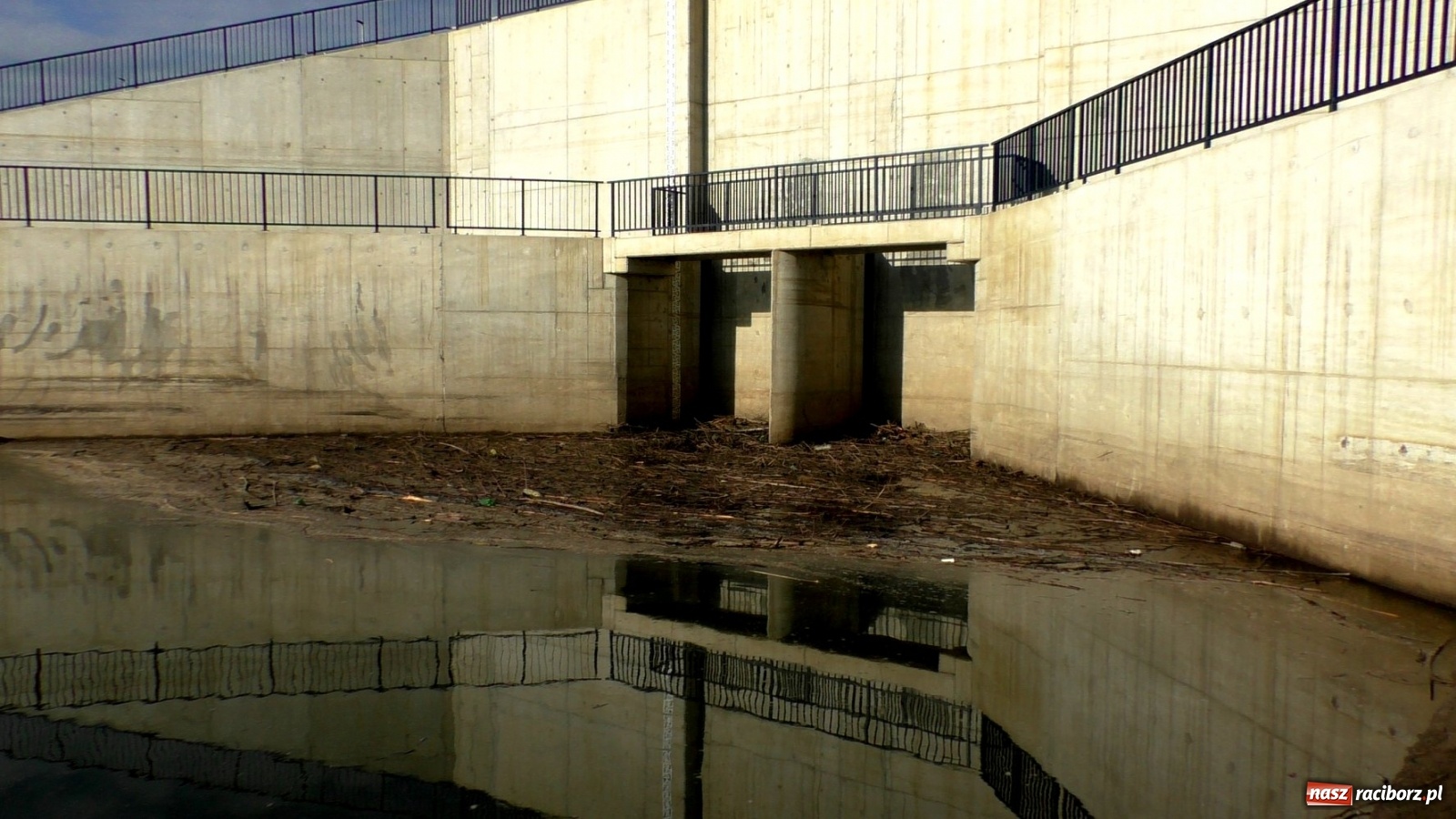Zdjęcie w galerii na portalu naszraciborz.pl: Zator na Odrze za Rafako. Jak ma przepływać woda i ryby?  wiadomości z regionu