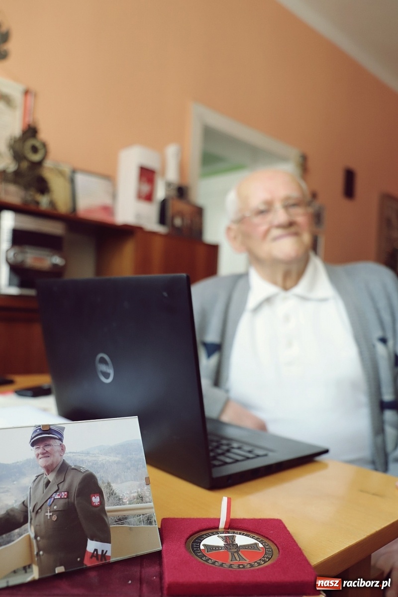 Zdjęcie w galerii na portalu naszraciborz.pl: Pierwszy kombatant na Śląsku zarejetrowany na szczepienie - pomogli mu żołnierze 13 ŚBOT wiadomości z regionu