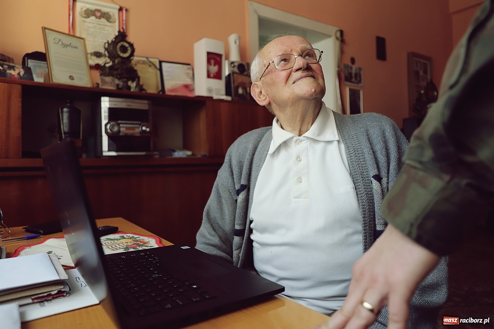 Zdjęcie w galerii na portalu naszraciborz.pl: Pierwszy kombatant na Śląsku zarejetrowany na szczepienie - pomogli mu żołnierze 13 ŚBOT wiadomości z regionu