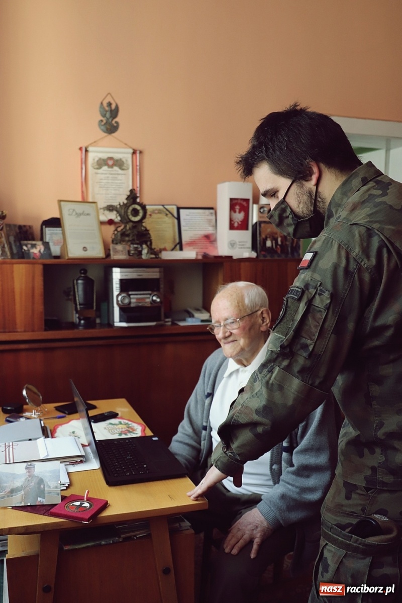 Zdjęcie w galerii na portalu naszraciborz.pl: Pierwszy kombatant na Śląsku zarejetrowany na szczepienie - pomogli mu żołnierze 13 ŚBOT wiadomości z regionu
