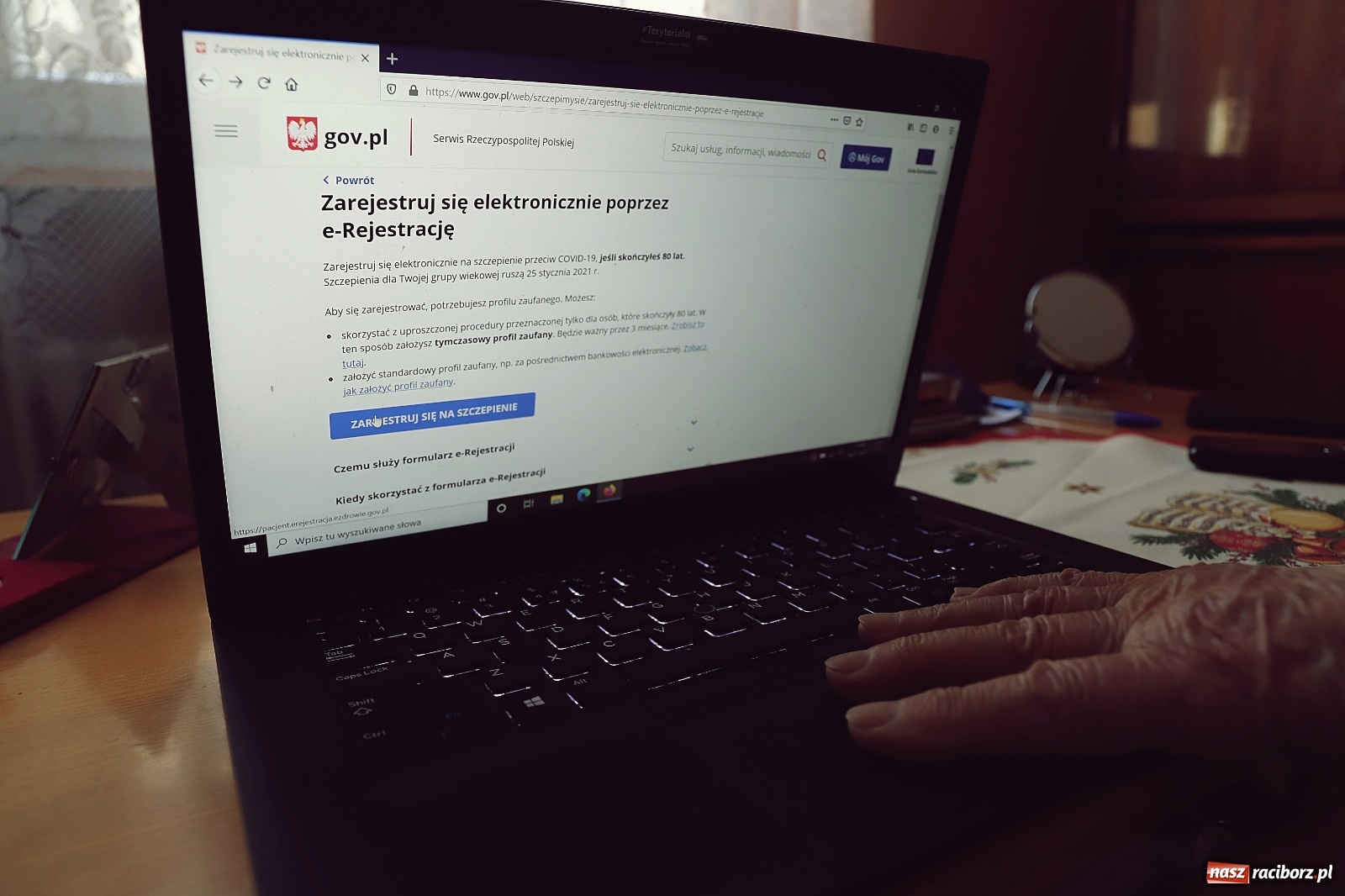 Zdjęcie w galerii na portalu naszraciborz.pl: Pierwszy kombatant na Śląsku zarejetrowany na szczepienie - pomogli mu żołnierze 13 ŚBOT wiadomości z regionu