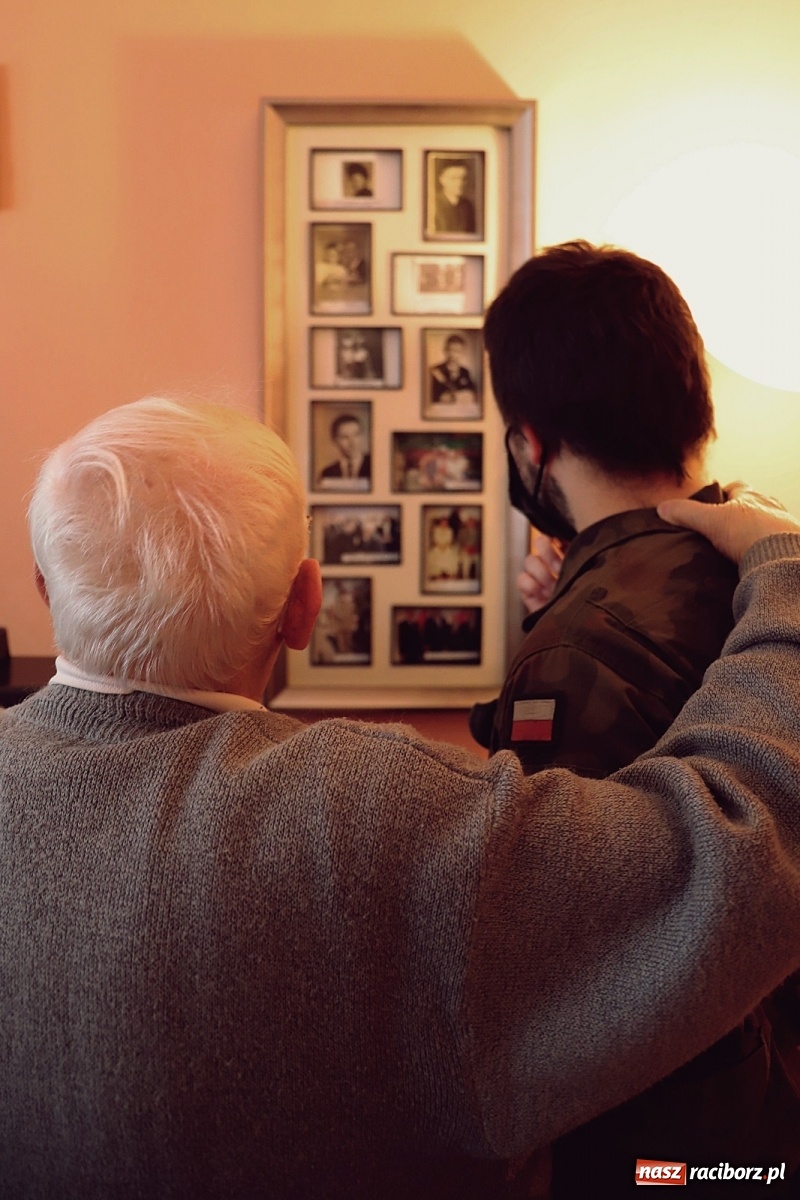 Zdjęcie w galerii na portalu naszraciborz.pl: Pierwszy kombatant na Śląsku zarejetrowany na szczepienie - pomogli mu żołnierze 13 ŚBOT wiadomości z regionu