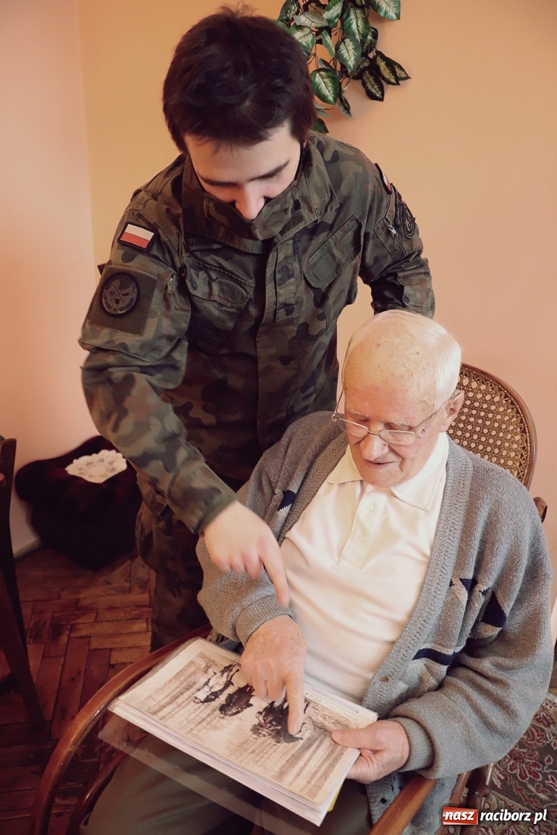 Zdjęcie w galerii na portalu naszraciborz.pl: Pierwszy kombatant na Śląsku zarejetrowany na szczepienie - pomogli mu żołnierze 13 ŚBOT wiadomości z regionu