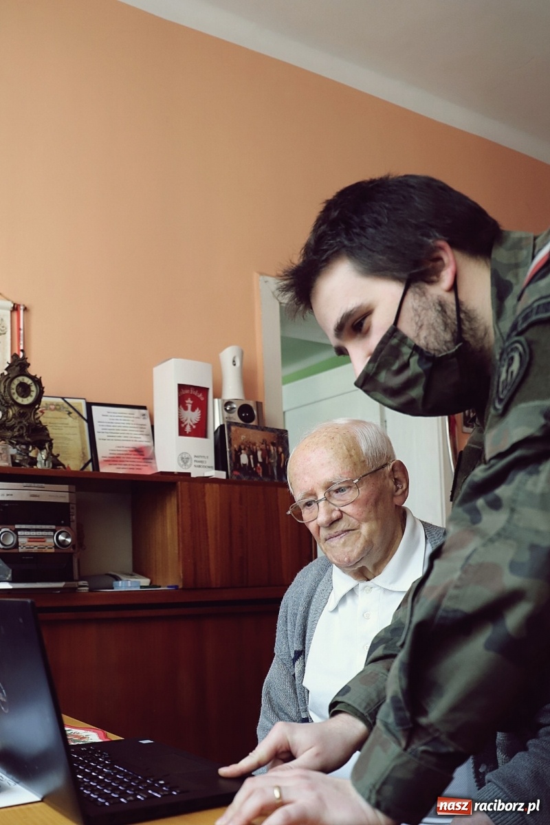 Zdjęcie w galerii na portalu naszraciborz.pl: Pierwszy kombatant na Śląsku zarejetrowany na szczepienie - pomogli mu żołnierze 13 ŚBOT wiadomości z regionu
