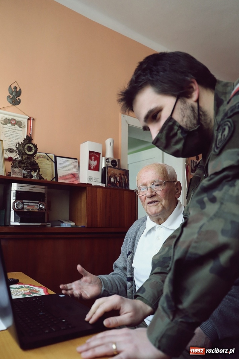 Zdjęcie w galerii na portalu naszraciborz.pl: Pierwszy kombatant na Śląsku zarejetrowany na szczepienie - pomogli mu żołnierze 13 ŚBOT wiadomości z regionu