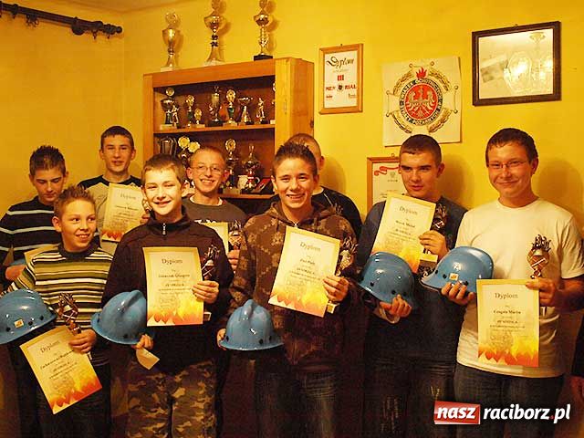 Zdjęcie w galerii na portalu naszraciborz.pl: OSP Bojanów: mają już swoje hełmy wiadomości z regionu