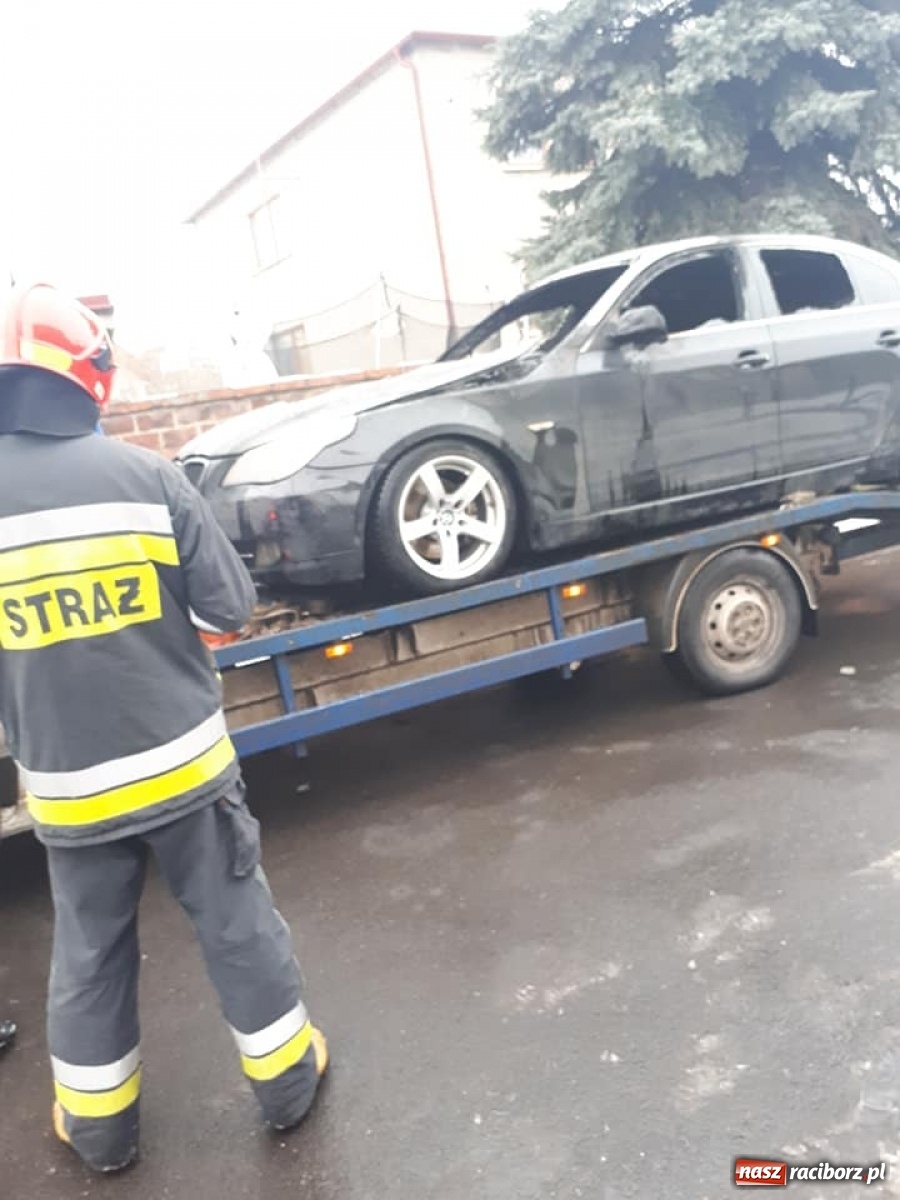 Zdjęcie w galerii na portalu naszraciborz.pl: Raport 998. Pożar BMW w Krzanowicach wiadomości z regionu
