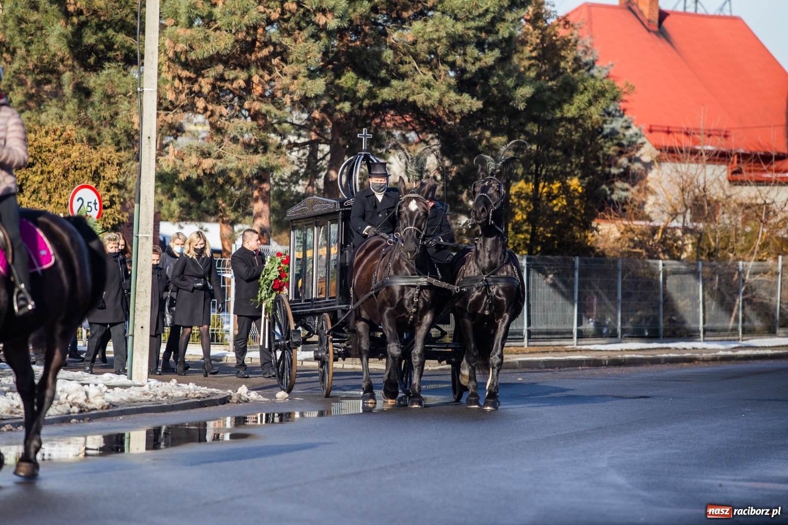 Zdjęcie w galerii na portalu naszraciborz.pl: Ostatnie pożegnanie miłośnika koni Henryka Malcharczyka wiadomości z regionu
