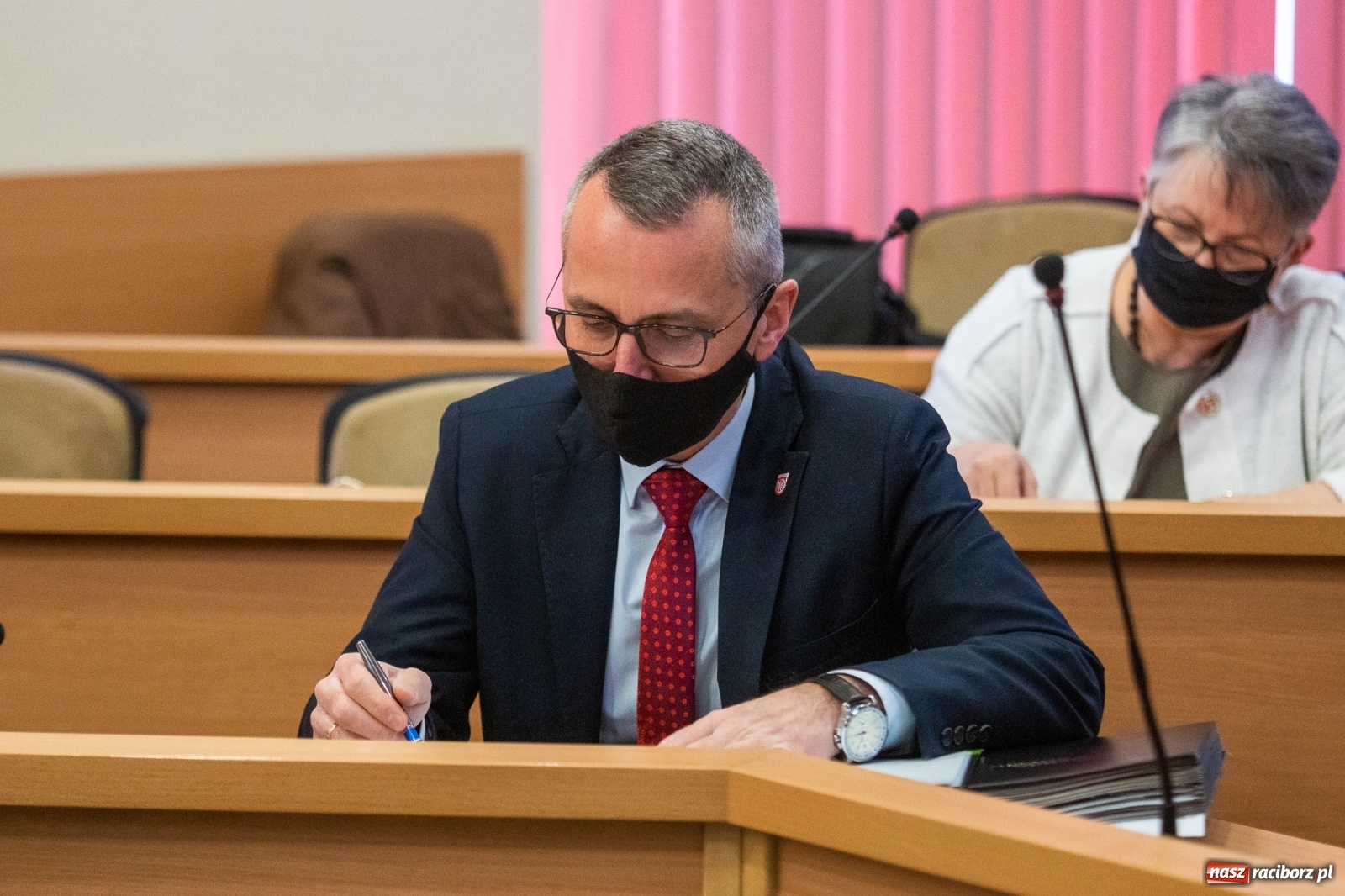 Zdjęcie w galerii na portalu naszraciborz.pl: Smutne lodowisko i plac zabaw na Kochanowskiego  wiadomości z regionu